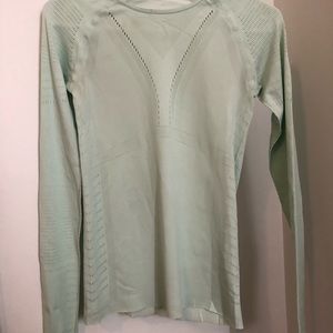 lulu lemon tight workout top with hole design